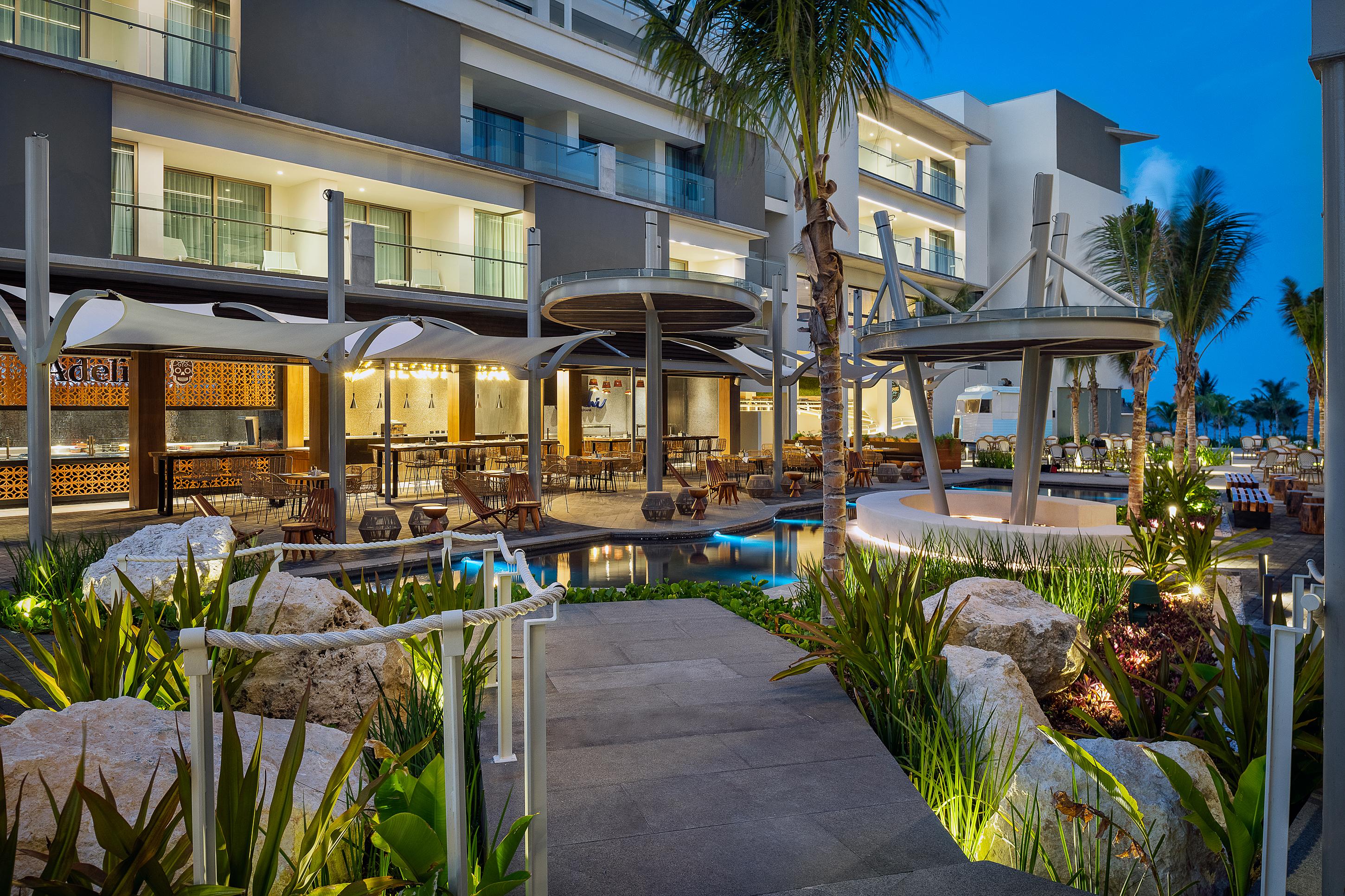 Catalonia Grand Costa Mujeres All Suites & Spa Κανκούν Εξωτερικό φωτογραφία The Fives Beach Hotel, located in Playa del Carmen, Mexico