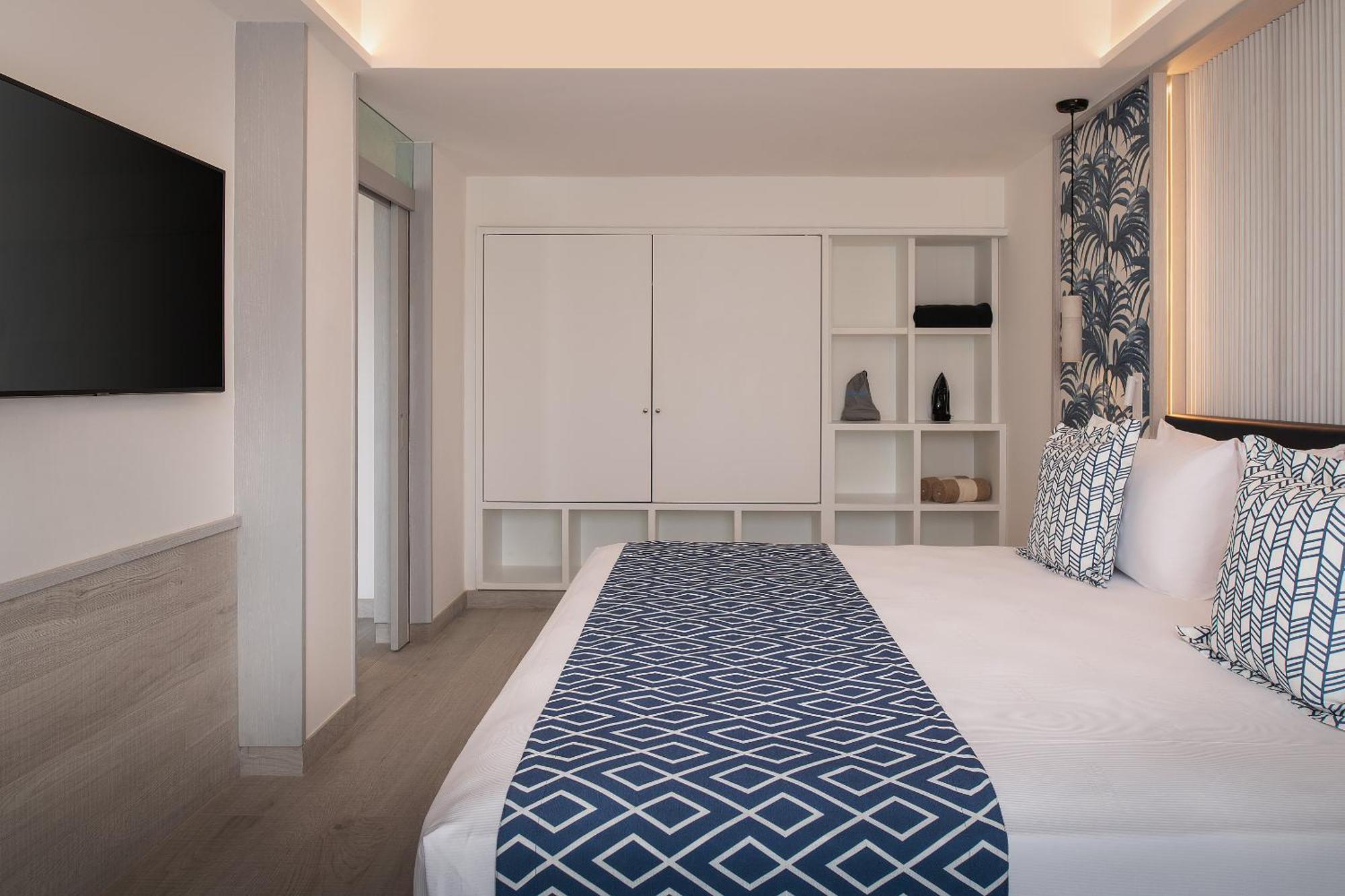 Catalonia Grand Costa Mujeres All Suites & Spa Κανκούν Δωμάτιο φωτογραφία A bedroom at the hotel